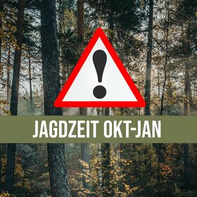 Warnschild und Schriftzug 'Jagdzeit Oktober bis Januar'. Im Hintergrund ein dunkler Wald.
